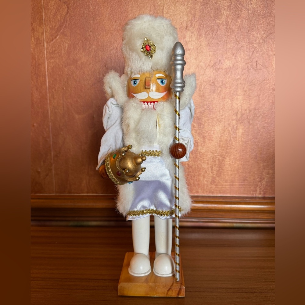 ST. NICHOLAS SQUARE 14" Nutcracker "Spirit of Winter"